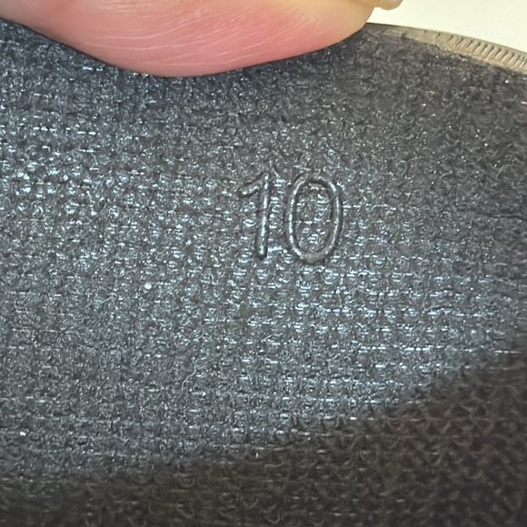 UGG SHAYE RAIN BOOTS IN EXCELLENT CONDITION LIKE NEW - Picture 8 of 9